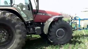 Підгодівля озимої пшениці, КАС 32, та сульфат амонію.