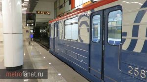 Поезд метро в новой окраске на станции "Румянцево"  // 20.01.2016