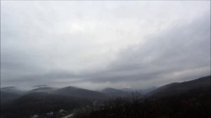 Туман стелется по горам