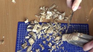 Нож Гепард 95х13 от кузницы Назарова - тест на деревяшке