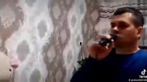 А белый лебедь на пруду