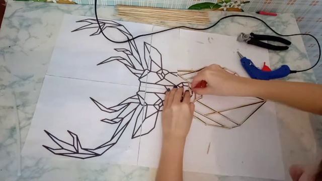 DIY : Панно геометрический олень / DIV : Декор стены своими руками . Олень из шпажек смотреть онлайн