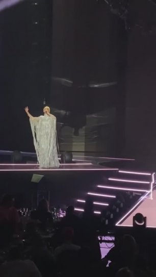 Кристина Орбакайте на премии RU.TV 2022 в серебряном платье.