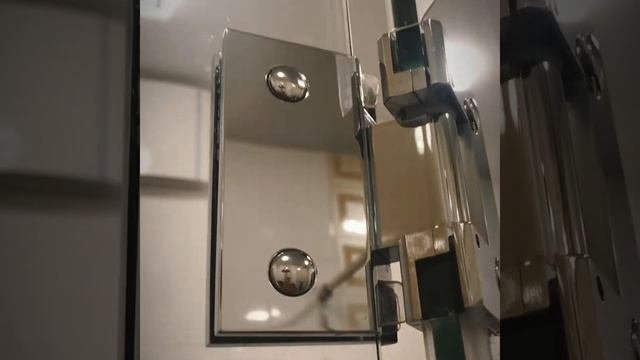 Стеклянная душевая перегородка трапеция.