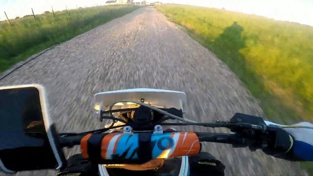 Покатушка на питбайке...Напал мужик с лопатой....Чуть не задавил собаку...заеду ли в резкую горку?? смотреть онлайн