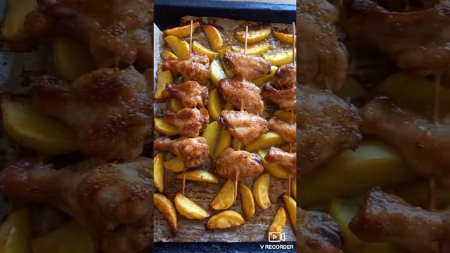 шашлычки на шпажках из куриных крылышек, а на гарнир запечённая картошечка