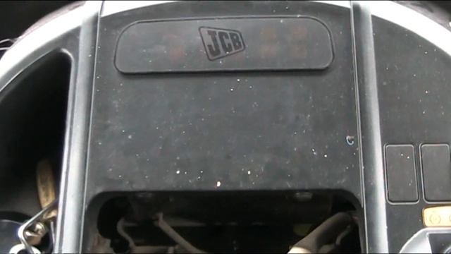 JCB 3CX Снимаем переднюю панель.JCB 3CX Removing the front panel смотреть онлайн