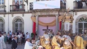 Lluvia de pétalos al paso del Santísimo Sacramento en la procesion del Corpus Christi de Lugo