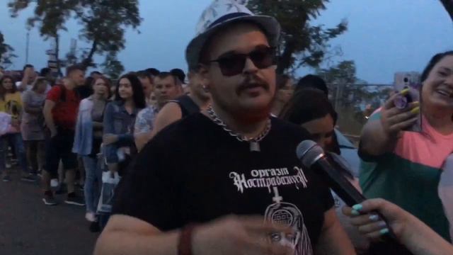 Не облом! Гости фестиваля пели песни Васи Обломова в очереди смотреть онлайн