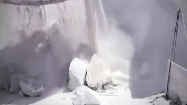 Вот так добывают мрамор на открытом карьере