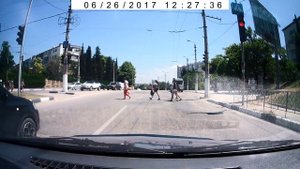 Два варианта проезда регулируемого пешеходного перехода
