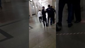 Нападение на полицию в метро.