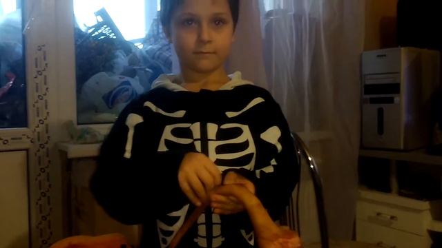 Как выглядит свиной хвост в руках скелета 2017 Pig tail in the hands of the skeleton смотреть онлайн