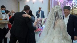 Крымско татарские свадьбы. Братья невесты провожают невесту к жениху