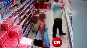 Извращенец в магазине начал лезть к молодой девушке