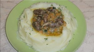 Куриные сердечки, тушённые с овощами в молоке