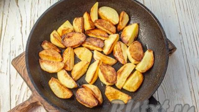 Картошка по-деревенски с чесноком на сковороде