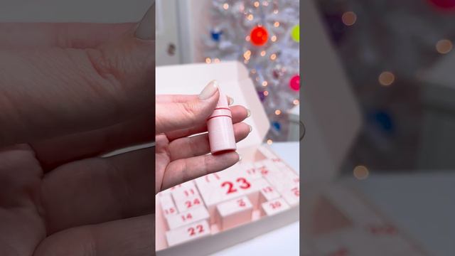 Is it snowy where you are？ ☃️ It’s 35° and raining here. 🤦🏻♀️ Still cozy inside! #adventcalendar