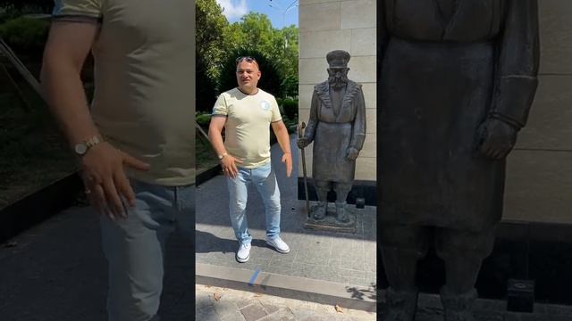 Памятник Курду в центре Тбилиси