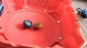 Битва 2-х волчков