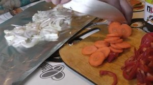 За дровами! Запекаю треску в фольге с овощами!