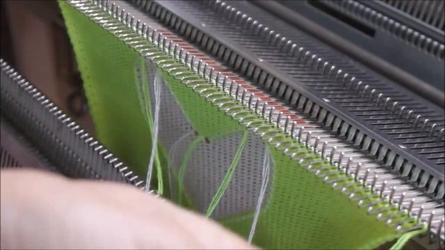 Джемпер с сердечками интарсией на вязальной машине//Наталья Харитонова смотреть онлайн