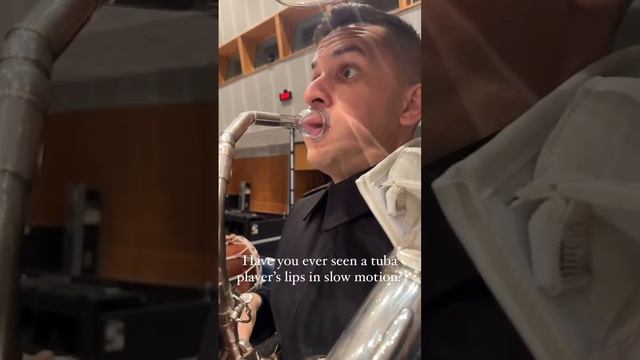 Дудение в Тубу в замедленной съёмке смотреть онлайн