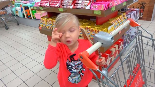 СОФИЯ и ПАПА ДЕЛАЮТ ПОКУПКИ. КВАДРАТНОЕ против КРУГЛОГО. Софунья Шалунья