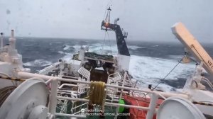 Моряк из Мурманска опубликовал видео бушующего шторма