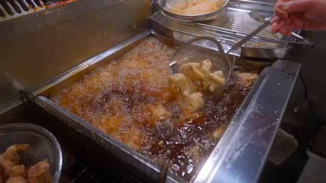 アツアツの揚げたて！日本で一番おいしい唐揚げ店に密着！ASMR 鶏笑 瑞江店 唐揚げの作り方 How to make the most popular fried chicken in Japan смотреть онлайн