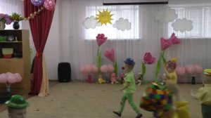 Танец Клоунята Е. Курячий в  младшей группе