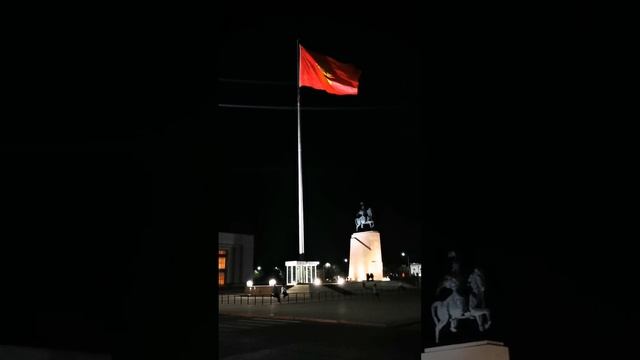 Самый большой флаг Киргизии в Бишкеке