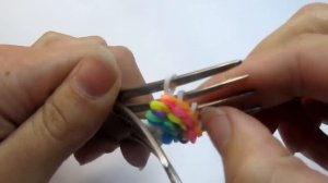Как плести браслеты из резинок на вилке