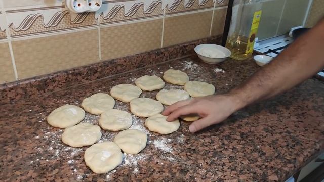 ВОЗДУШНЫЕ ПОНЧИКИ ПО-ТУРЕЦКИ! ТАКИХ ПЫШНЫХ ВЫ ЕЩЁ НЕ ВИДЕЛИ! МУЖ ТУРОК ГОТОВИТ pişi / АНТАЛИЯ