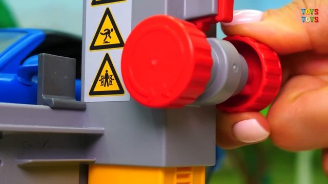 Скорая помощь Полицейские машинки Монстер Трак Самосвал - видео распаковка для детей. смотреть онлайн