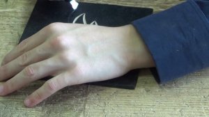 Контурная резьба на темном фоне