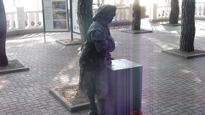 оживший памятник.