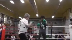 Работа на лапах Менни Пакьяо под руководством Фредди Роача