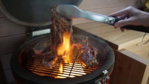 Идеальный стейк Рибай. Приготовлено в Kamado Joe. Керамический гриль.  Готовим в камадо джо