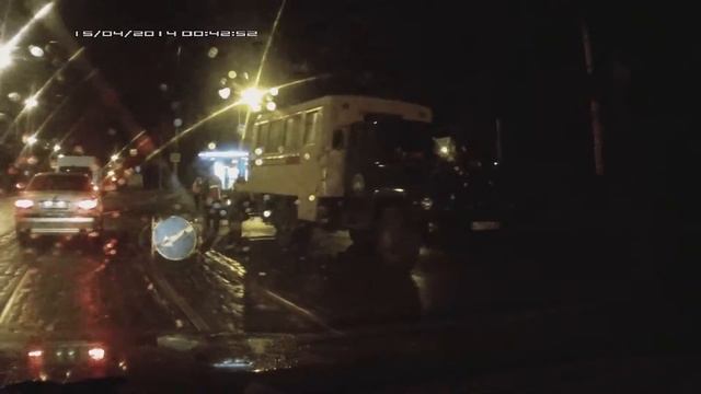 Выравнили дорогу на перекрестке Дзержинского-Аллея Смелых смотреть онлайн