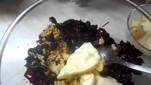 САЛАТ ИЗ СВЕКЛЫ И ЧЕРНОСЛИВА .