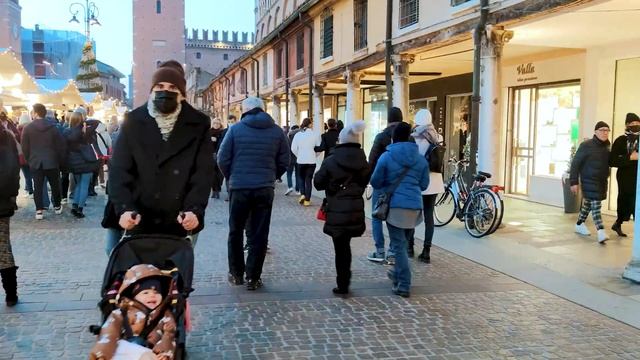 ГОТОВЫ К РОЖДЕСТВУ. ЯРМАРКИ - РЫНКИ ФЕРРАРА. ИТАЛИЯ. Прогулка по городу. Стритстайл. смотреть онлайн