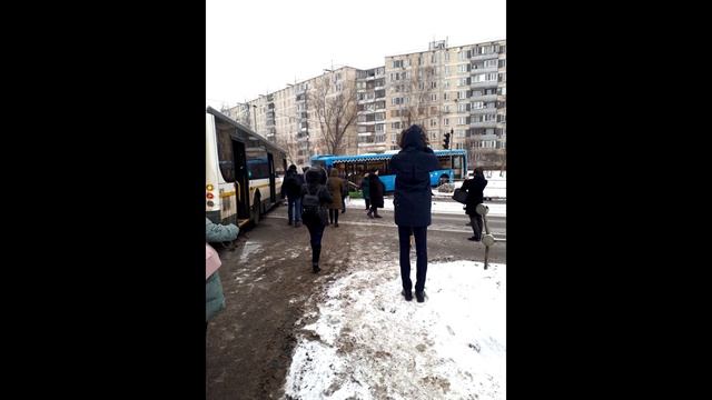 Очередная не здоровая ситуация на Выхино.Народ устал ходить пешком. смотреть онлайн