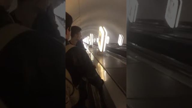 Спуск к станции Арсенальная (г. Киев) смотреть онлайн