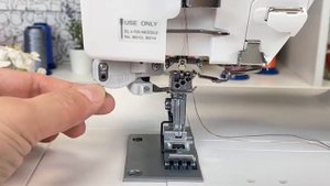 Как пользоваться нитевдевателем на Janome CoverPro 3000 Professional