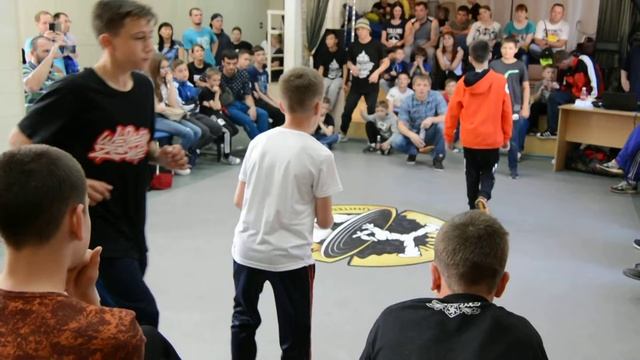 Брейк данс Мальчик классно танцует! смотреть онлайн