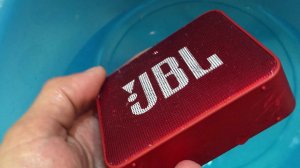 Колонка JBL играет под водой