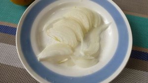 Сельдь с консервированным горошком