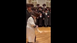 Kretchnif Siget Rebbe Dances Mitzvah Tantz At His Einikel's Wedding   Cheshvan 5782