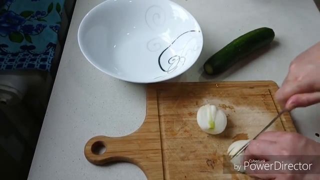 ПРОСТЕНЬКИЙ САЛАТ С ЛЮБИМЫМИ ДРАНИКАМИ СО СМЕТАНОЙ смотреть онлайн